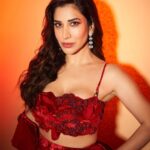 Sophie Choudry Instagram - Just me being a patakha but not getting banned🧨 Outfit @shivanandnarresh Jewels @rosentiquesjewellery HMU @ambereenyusuf 📸 @visualaffairs_va #redhot #saree #diwali #pataka #diwalistyle #sophiechoudry #styleinspo #beautyinspo #favetimeoftheyear #kinnikinni