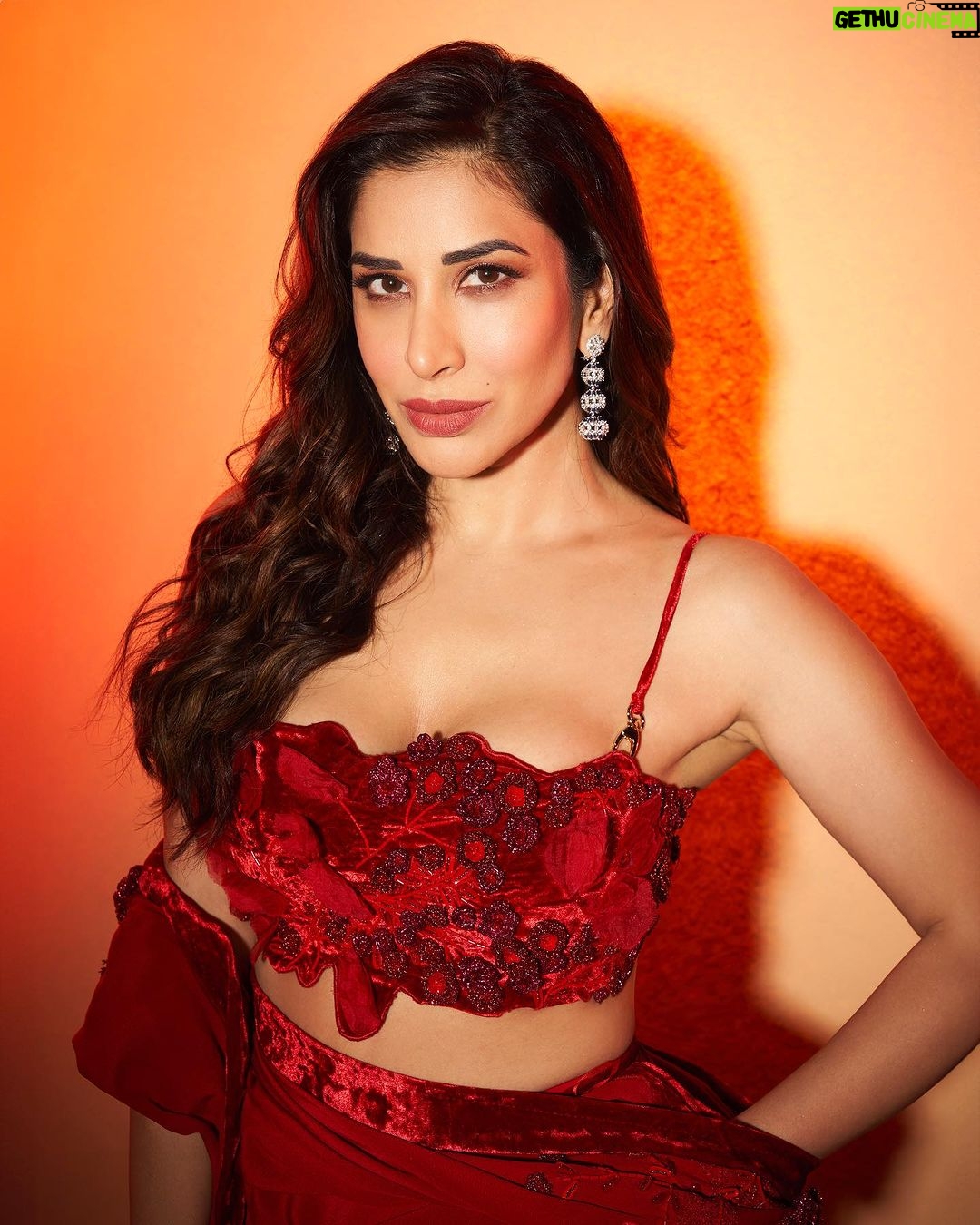 Sophie Choudry Instagram - Just me being a patakha but not getting banned🧨 Outfit @shivanandnarresh Jewels @rosentiquesjewellery HMU @ambereenyusuf 📸 @visualaffairs_va #redhot #saree #diwali #pataka #diwalistyle #sophiechoudry #styleinspo #beautyinspo #favetimeoftheyear #kinnikinni