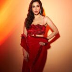 Sophie Choudry Instagram - Just me being a patakha but not getting banned🧨 Outfit @shivanandnarresh Jewels @rosentiquesjewellery HMU @ambereenyusuf 📸 @visualaffairs_va #redhot #saree #diwali #pataka #diwalistyle #sophiechoudry #styleinspo #beautyinspo #favetimeoftheyear #kinnikinni