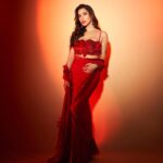 Sophie Choudry Instagram - Just me being a patakha but not getting banned🧨 Outfit @shivanandnarresh Jewels @rosentiquesjewellery HMU @ambereenyusuf 📸 @visualaffairs_va #redhot #saree #diwali #pataka #diwalistyle #sophiechoudry #styleinspo #beautyinspo #favetimeoftheyear #kinnikinni