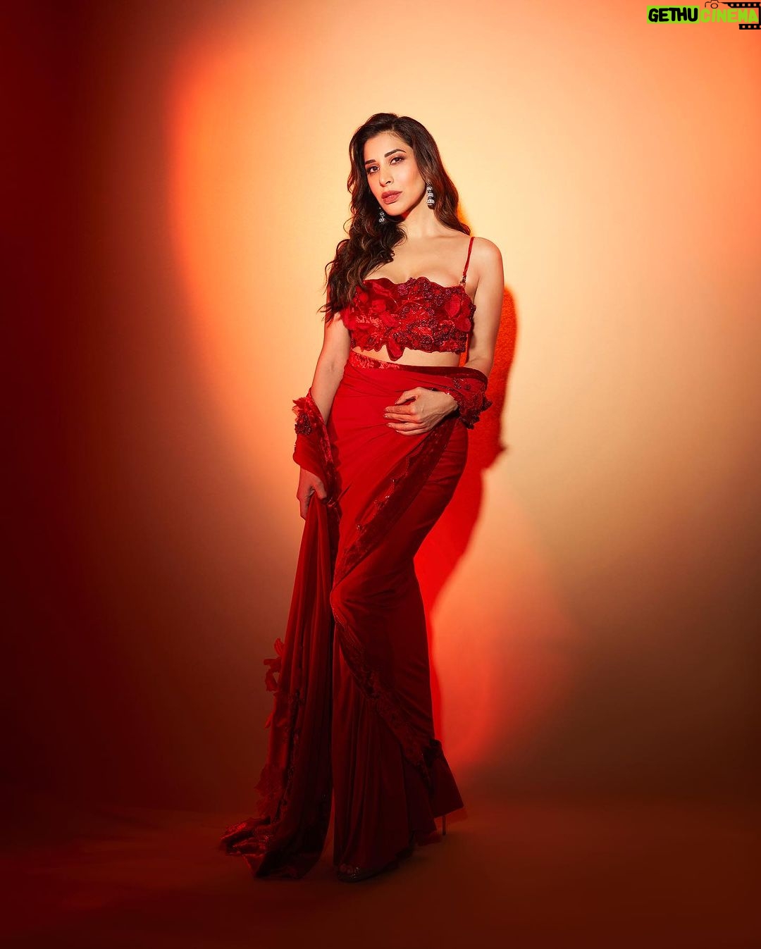 Sophie Choudry Instagram - Just me being a patakha but not getting banned🧨 Outfit @shivanandnarresh Jewels @rosentiquesjewellery HMU @ambereenyusuf 📸 @visualaffairs_va #redhot #saree #diwali #pataka #diwalistyle #sophiechoudry #styleinspo #beautyinspo #favetimeoftheyear #kinnikinni