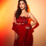 Sophie Choudry Instagram - Just me being a patakha but not getting banned🧨 Outfit @shivanandnarresh Jewels @rosentiquesjewellery HMU @ambereenyusuf 📸 @visualaffairs_va #redhot #saree #diwali #pataka #diwalistyle #sophiechoudry #styleinspo #beautyinspo #favetimeoftheyear #kinnikinni