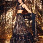 Sophie Choudry Instagram - Kicking off Diwali celebrations dressed in and by my fave @manishmalhotra05 .. Tku for the gorgeous outfit and the most fun night!! Always the best host!!Love you! Outfit @manishmalhotraworld HMU @ambereenyusuf Jewels @rosentiquesjewellery 📸 @visualaffairs_va