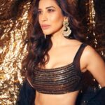 Sophie Choudry Instagram - Kicking off Diwali celebrations dressed in and by my fave @manishmalhotra05 .. Tku for the gorgeous outfit and the most fun night!! Always the best host!!Love you! Outfit @manishmalhotraworld HMU @ambereenyusuf Jewels @rosentiquesjewellery 📸 @visualaffairs_va