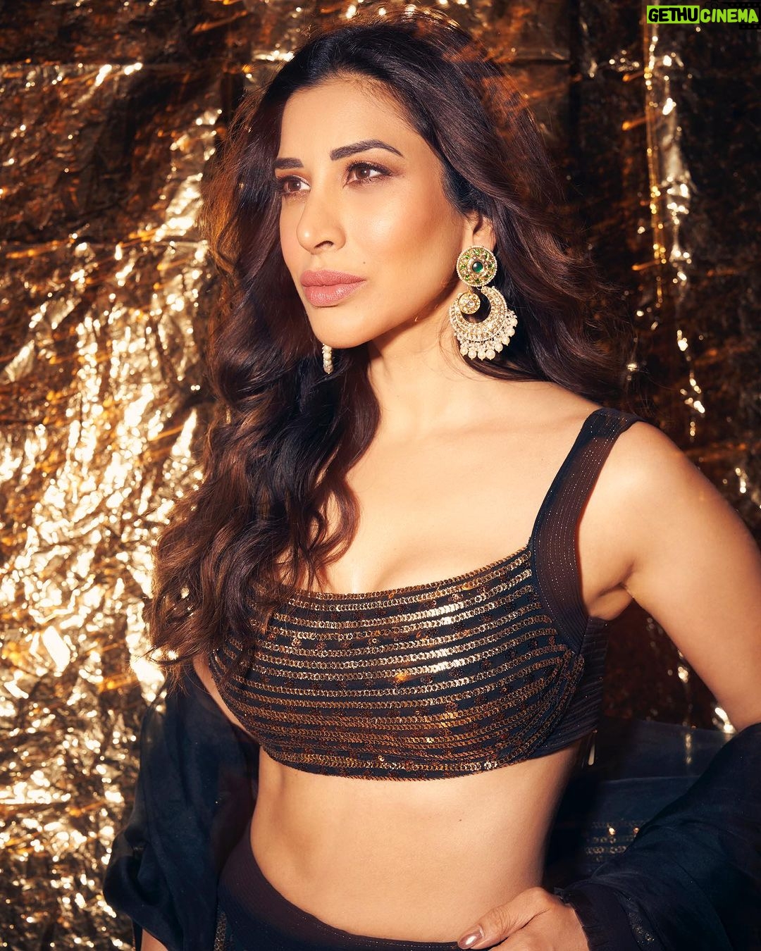 Sophie Choudry - 89.9K Likes - Kicking off Diwali celebrations dressed in and by my fave @manishmalhotra05 .. Tku for the gorgeous outfit and the most fun night!! Always the best host!!Love you!
Outfit @manishmalhotraworld
HMU @ambereenyusuf
Jewels @rosentiquesjewellery
📸 @visualaffairs_va