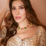 Sophie Choudry Instagram – Colour me pretty☺️ 
Loved wearing this for the final day of Navratri @raasrangthane 

Tku for this gorgeous look
Outfit @gopivaiddesigns 
HMU @ambereenyusuf 
Jewellery @azotiique 
📸 @kadamajay 🤎

#navratri #dusshera #lehenga #desigirl #prettiness #styleinspo #beautyinspo #gopivaid #sophiechoudry