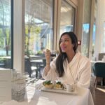 Sophie Choudry Instagram – My kinda weekend vibe😍 #gratitude #selfcare #austria 

#detox #wellness #fitness goals #sundayvibes #weekend #selfcaresunday #poolday #mayrlifealtaussee #sophiechoudry #mountains #nature #altaussee Mayrlife Altaussee