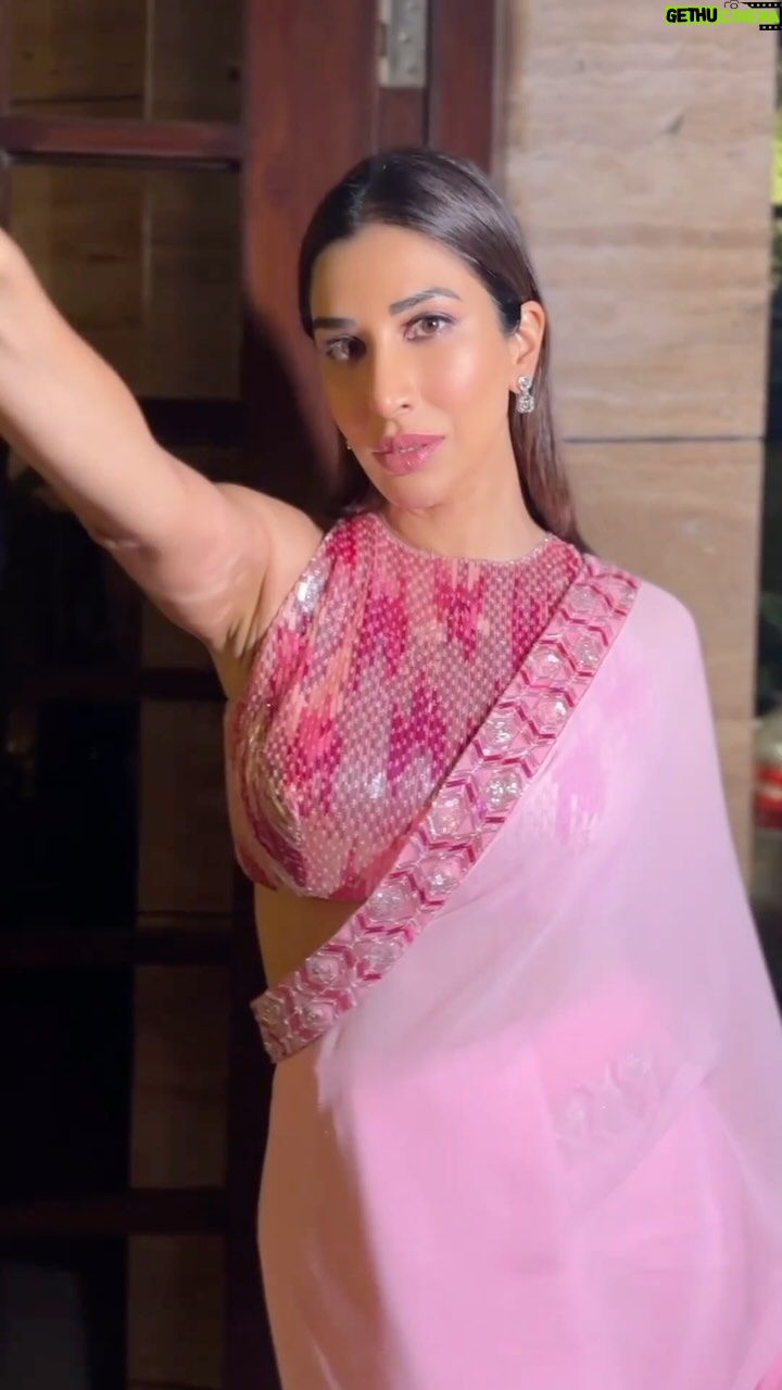 Sophie Choudry Instagram - Feelin like Barbie in a Sari🩷 Love u MM for always making me feel pretty!! Outfit @manishmalhotra05 @manishmalhotraworld HMU @ambereenyusuf #saree #sari #barbie #pink #pinksaree #prettiness #barbievibes #desigirl #manishmalhotra #sophiechoudry #styleinspo #indianwedding #chaleya