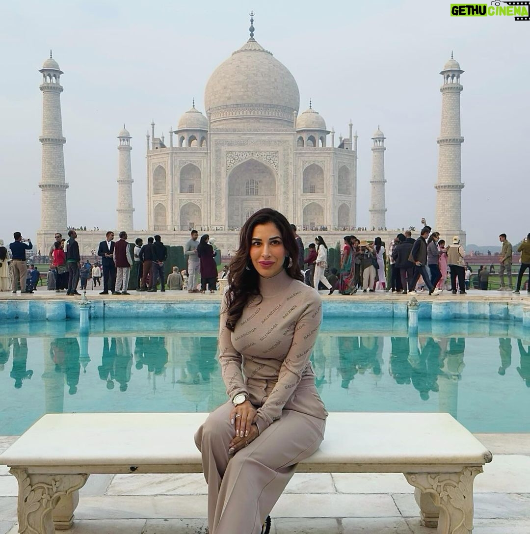 Sophie Choudry Instagram - Where love, beauty & magnificence intertwine ♾️🤍 Seeing her as the sun faded and the dark skies appeared was beyond breathtaking… #tajmahal #agra #symboloflove #mumtazmahal #shahjahan #sophiechoudry #winter #december #incredibleindia 📸 @harryrajput64 Taj Mahal