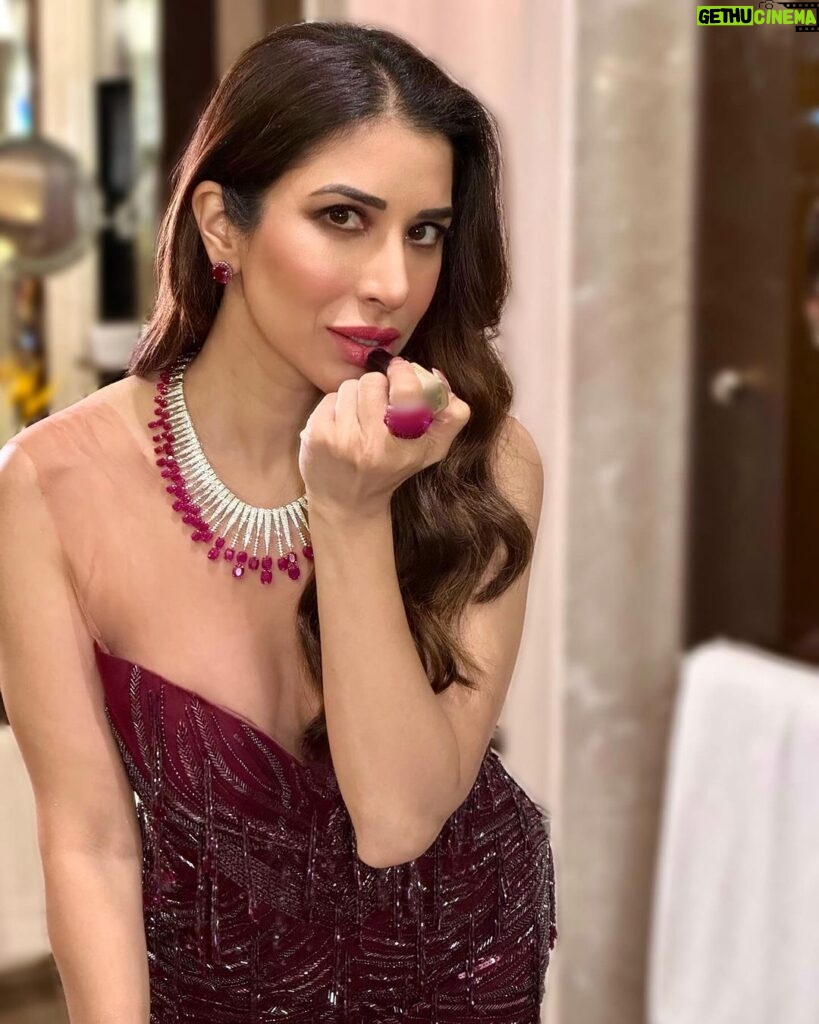 Sophie Choudry Instagram - Another day, another gig 🎤🎵 #gratitude #giglife Outfit @bhawnaraoluxury Styling @tanimakhosla Necklace and ring @maiiarabymn Earrings @hybajewels HMU @ambereenyusuf #redredwine #redcarpetlook #bathroomdiaries #bts #sophiechoudry #styleinspo