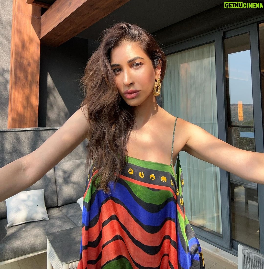 Sophie Choudry Instagram - Sunkissed Sundays in @shivanandnarresh ❤️🔥 #goa #sundayvibes #sunkissed #sophiechoudry Goa