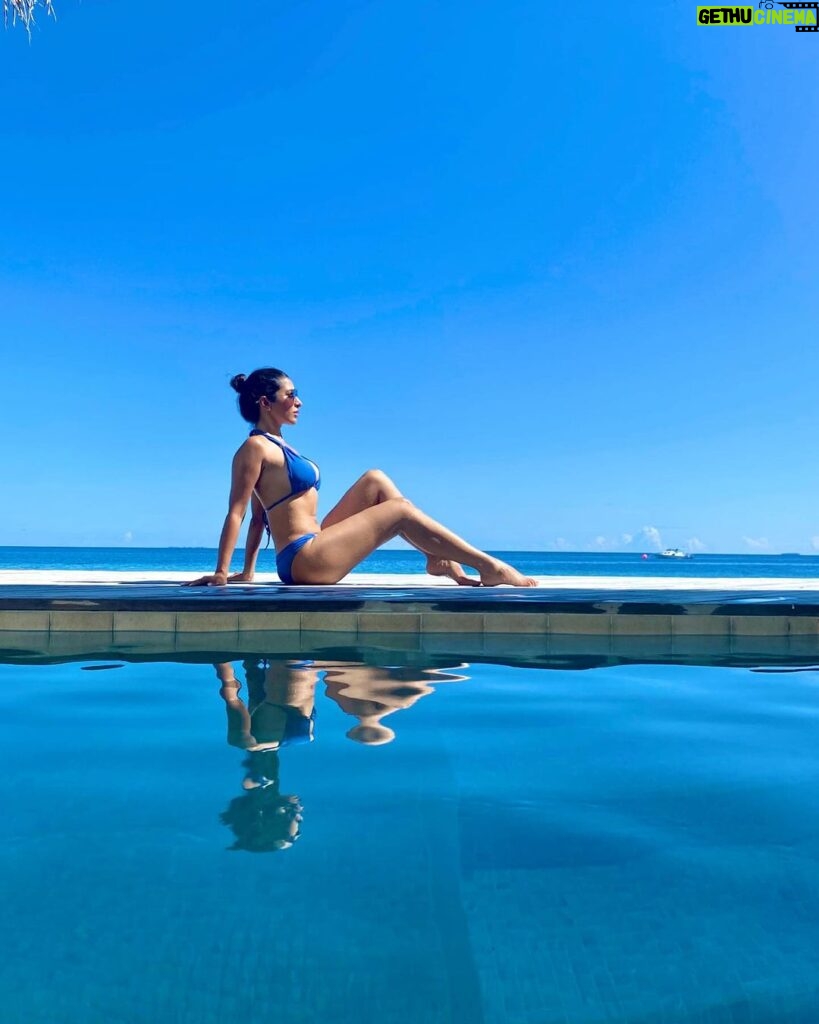 Sophie Choudry Instagram - Feelin the blues in the best way💙🌊 3yrs ago today… #theyearthatwas #mondaymotivation #mondaymood #blue #ocean #maldives #bluesky #fitnessgoals #sophiechoudry #beachbody #islandgirl #gratitude #throwback Baglioni Maldives Luxury All-Inclusive