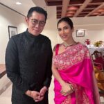 Sophie Choudry Instagram - Such an honour to spend the evening with His Majesty the King of Bhutan as he shared stories about his beautiful family, future plans for Bhutan & the one time he fanboyed over someone! Can’t wait to visit your magical country @kingjigmekhesar 🩷🙏🏼 You were missed @queenjetsunpema 💕 Thank you for this stunning sari @raw_mango 🩷 Jewels @tyaanijewellery HMU @ambereenyusuf #bhutan #HMKingofBhutan #kingjigmekhesar #beautifuleve #diwali #rawmango #saree #traditionallook #sophiechoudry