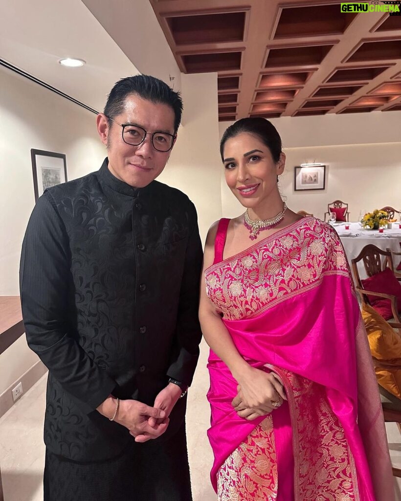 Sophie Choudry Instagram - Such an honour to spend the evening with His Majesty the King of Bhutan as he shared stories about his beautiful family, future plans for Bhutan & the one time he fanboyed over someone! Can’t wait to visit your magical country @kingjigmekhesar 🩷🙏🏼 You were missed @queenjetsunpema 💕 Thank you for this stunning sari @raw_mango 🩷 Jewels @tyaanijewellery HMU @ambereenyusuf #bhutan #HMKingofBhutan #kingjigmekhesar #beautifuleve #diwali #rawmango #saree #traditionallook #sophiechoudry