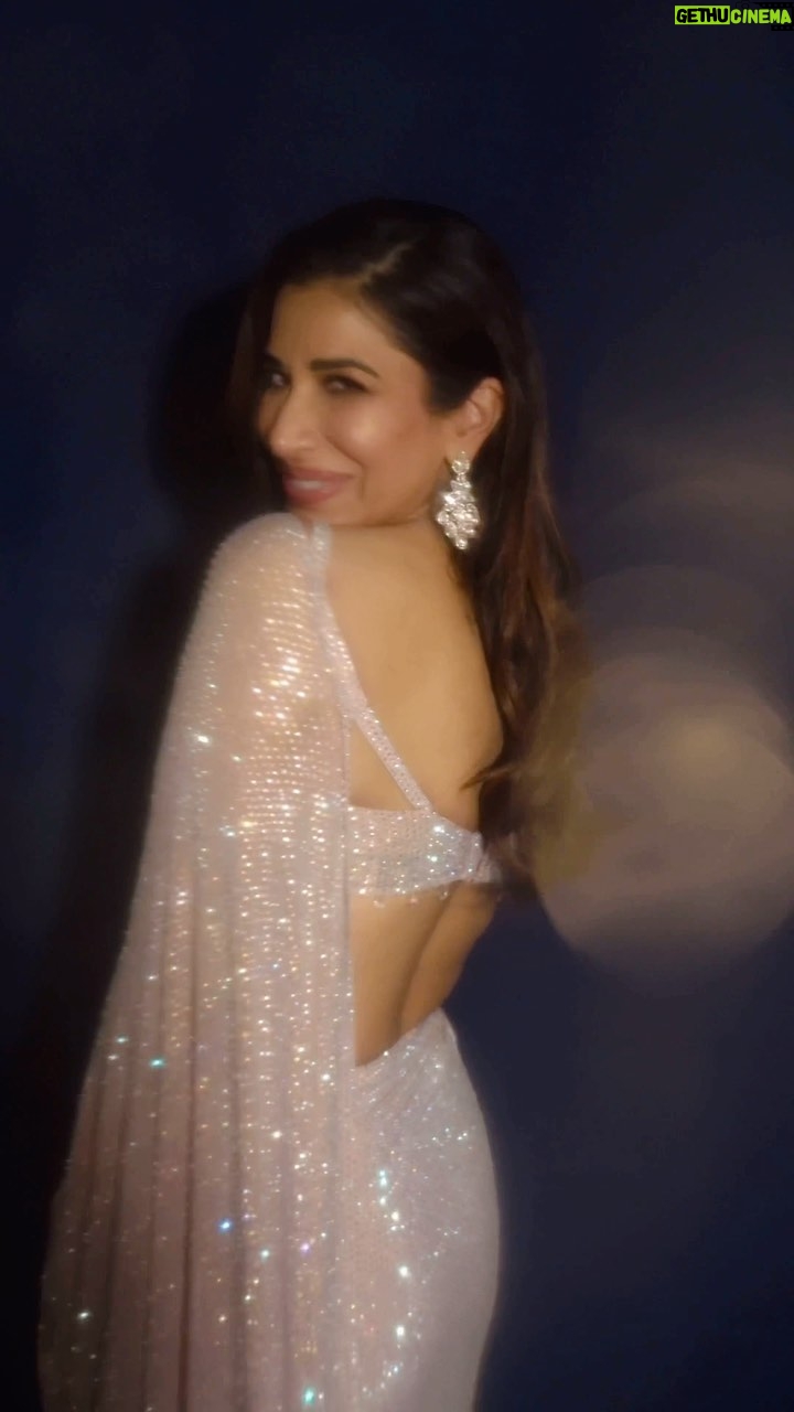 Sophie Choudry Instagram - May you sparkle & shine not just today but everyday!! Happy Diwali everyone🪔 ✨ 🩷 Outfit @itrhofficial @mohitrai Jewels @razwada.jewels Hair @ambereenyusuf Makeup @divyachablani15 #diwali #happydiwali #trendingreels #saree #sareelove #desigirl #sophiechoudry #styleinspo #trendingsong