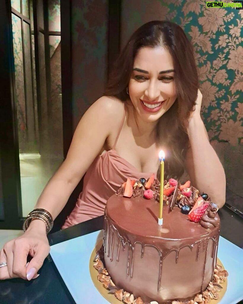 Sophie Choudry Instagram - Cake, laughs and love!! Grateful for all I have and for all that is to come🎂🩷 Tku for the love everyone! #bdaygirl #reverseageing #birthdaycake #sophiechoudry #ifeelspecial #happybirthday