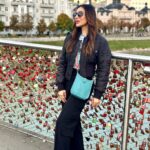 Sophie Choudry Instagram – From Mozart to the Sound of Music, it all happened in beautiful Salzburg.. Spent the loveliest afternoon with the best people🩵 

#salzburg #austria #makingmemories #soundofmusic #mozart #mirabellegardens #vontrapp #lovelockbridge #sophiechoudry Salzburg, Austria