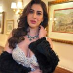 Sophie Choudry Instagram - Glam and Glow ✨ Pic 1 or 2? HMU @harryrajput64 Jewels @niajbyshradha @tanimakhosla #eventdiaries #redcarpet #glam #shimmer #sparkle #beautyinspo #sophiechoudry #vetaawards The Imperial, New Delhi