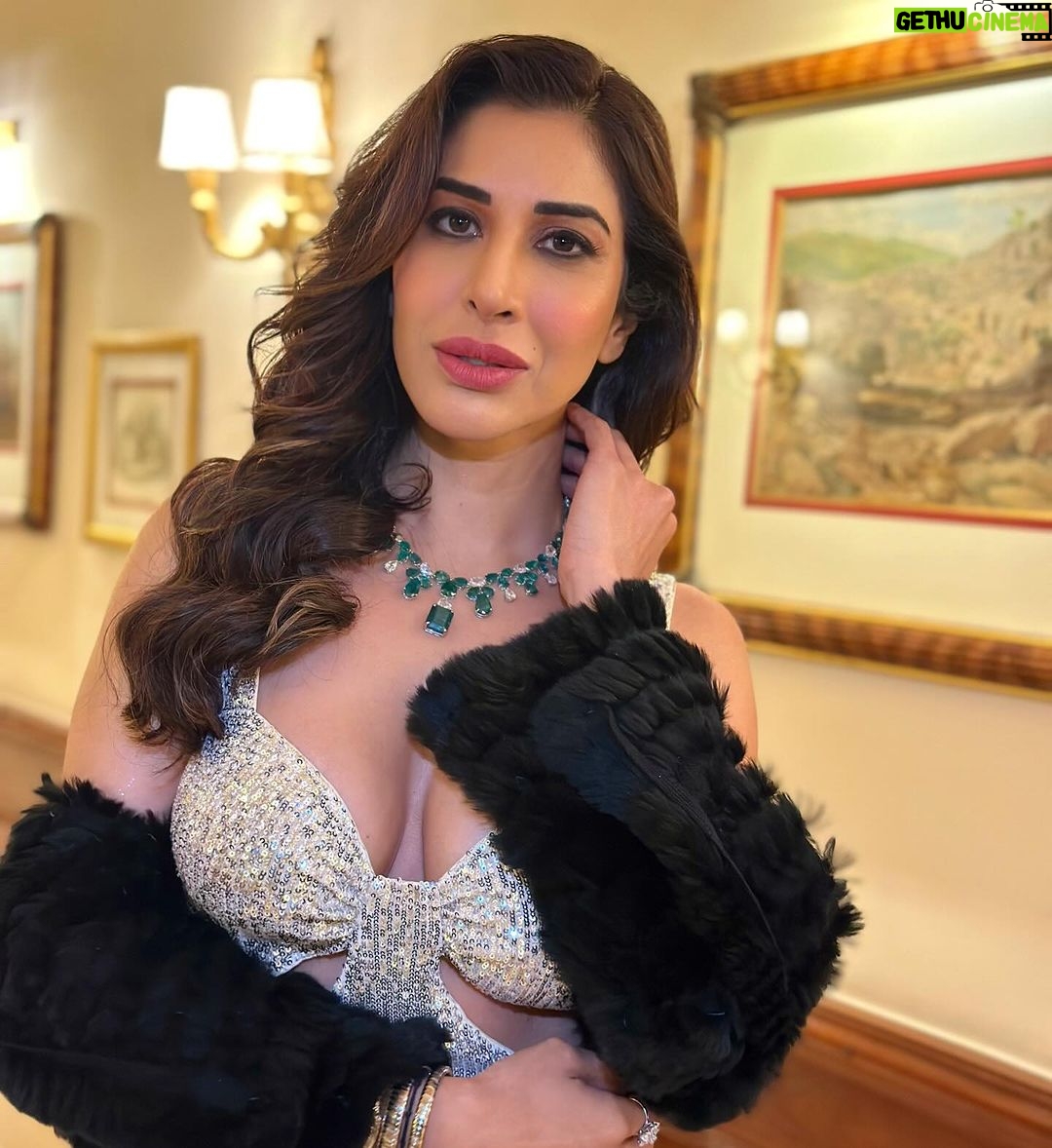 Sophie Choudry Instagram - Glam and Glow ✨ Pic 1 or 2? HMU @harryrajput64 Jewels @niajbyshradha @tanimakhosla #eventdiaries #redcarpet #glam #shimmer #sparkle #beautyinspo #sophiechoudry #vetaawards The Imperial, New Delhi