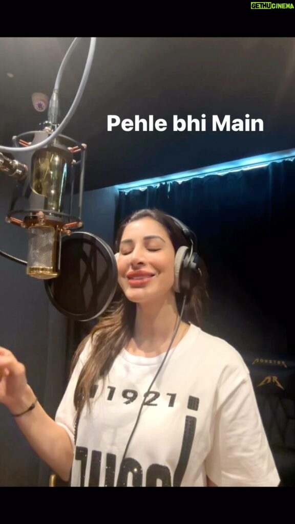 Sophie Choudry Instagram - This song’s been on my mind so did a lil version… You sang it so beautifully @vishalmishraofficial Uff 🩷 #pehlebhimain #animal #coversong #trendingsongs #sophiechoudry Thanku for the track @djnafizzofficial Thanks Samir @studio5o4 🩷