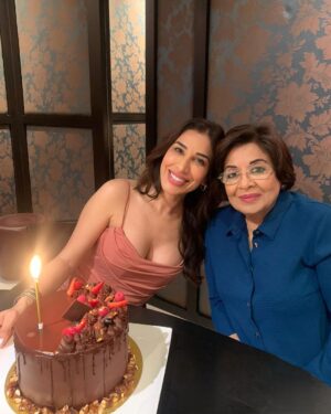 Sophie Choudry Instagram - Cake, laughs and love!! Grateful for all I have and for all that is to come🎂🩷 Tku for the love everyone! #bdaygirl #reverseageing #birthdaycake #sophiechoudry #ifeelspecial #happybirthday