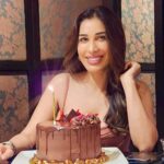 Sophie Choudry Instagram - Cake, laughs and love!! Grateful for all I have and for all that is to come🎂🩷 Tku for the love everyone! #bdaygirl #reverseageing #birthdaycake #sophiechoudry #ifeelspecial #happybirthday