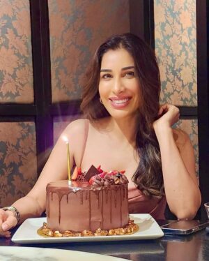 Sophie Choudry Instagram - Cake, laughs and love!! Grateful for all I have and for all that is to come🎂🩷 Tku for the love everyone! #bdaygirl #reverseageing #birthdaycake #sophiechoudry #ifeelspecial #happybirthday