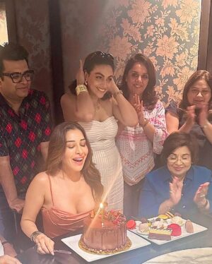Sophie Choudry Instagram - Cake, laughs and love!! Grateful for all I have and for all that is to come🎂🩷 Tku for the love everyone! #bdaygirl #reverseageing #birthdaycake #sophiechoudry #ifeelspecial #happybirthday