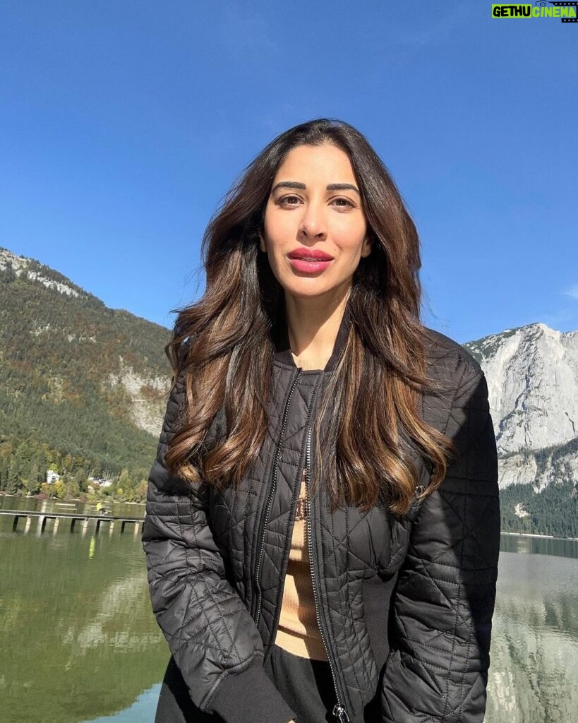 Sophie Choudry Instagram - When nature, fresh air & natural light are your filters💙 #nofilterneeded #missingthemountains #sundayvibes #naturallight #naturalbeauty #mothernature #winterfeels #altausse #mayrlife #sophiechoudry #gratitude #mountains Mountains