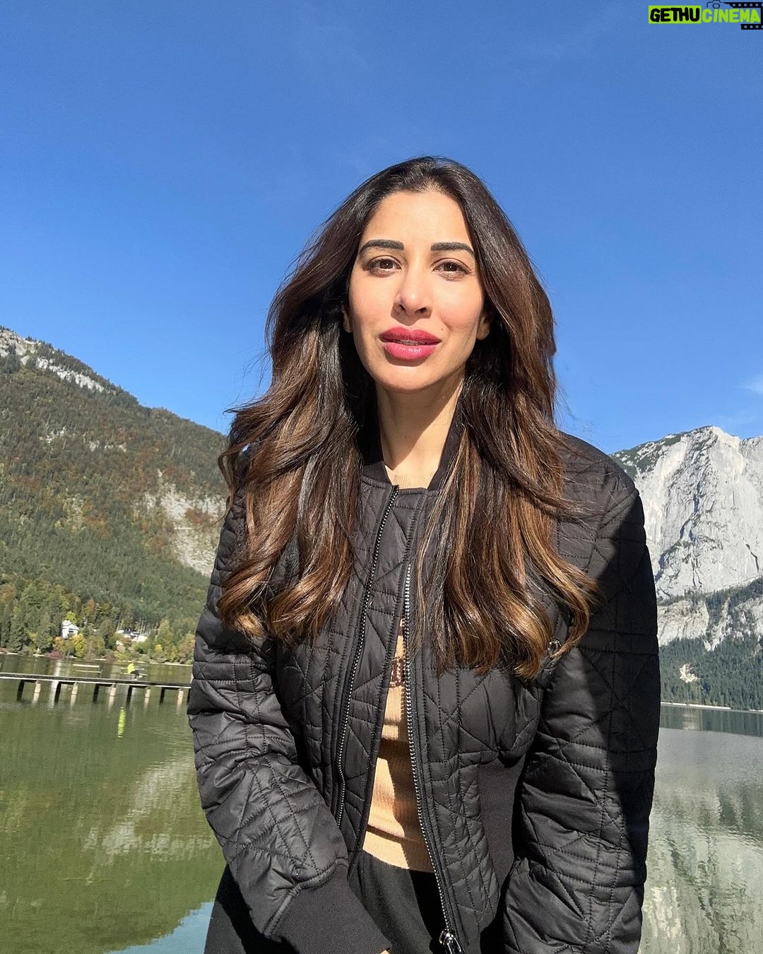 Sophie Choudry Instagram - When nature, fresh air & natural light are your filtersđź’™ #nofilterneeded #missingthemountains #sundayvibes #naturallight #naturalbeauty #mothernature #winterfeels #altausse #mayrlife #sophiechoudry #gratitude #mountains Mountains