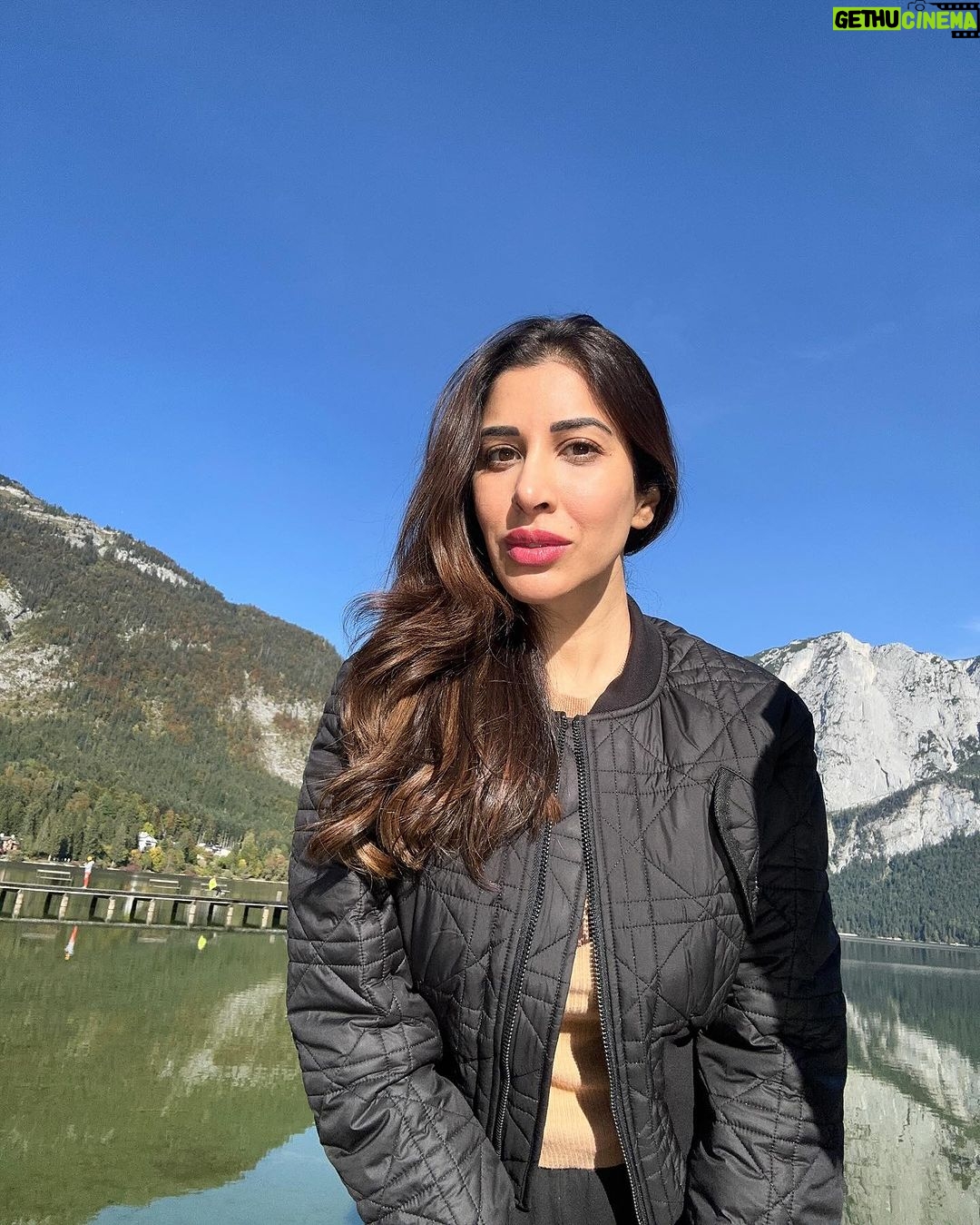Sophie Choudry Instagram - When nature, fresh air & natural light are your filtersđź’™ #nofilterneeded #missingthemountains #sundayvibes #naturallight #naturalbeauty #mothernature #winterfeels #altausse #mayrlife #sophiechoudry #gratitude #mountains Mountains