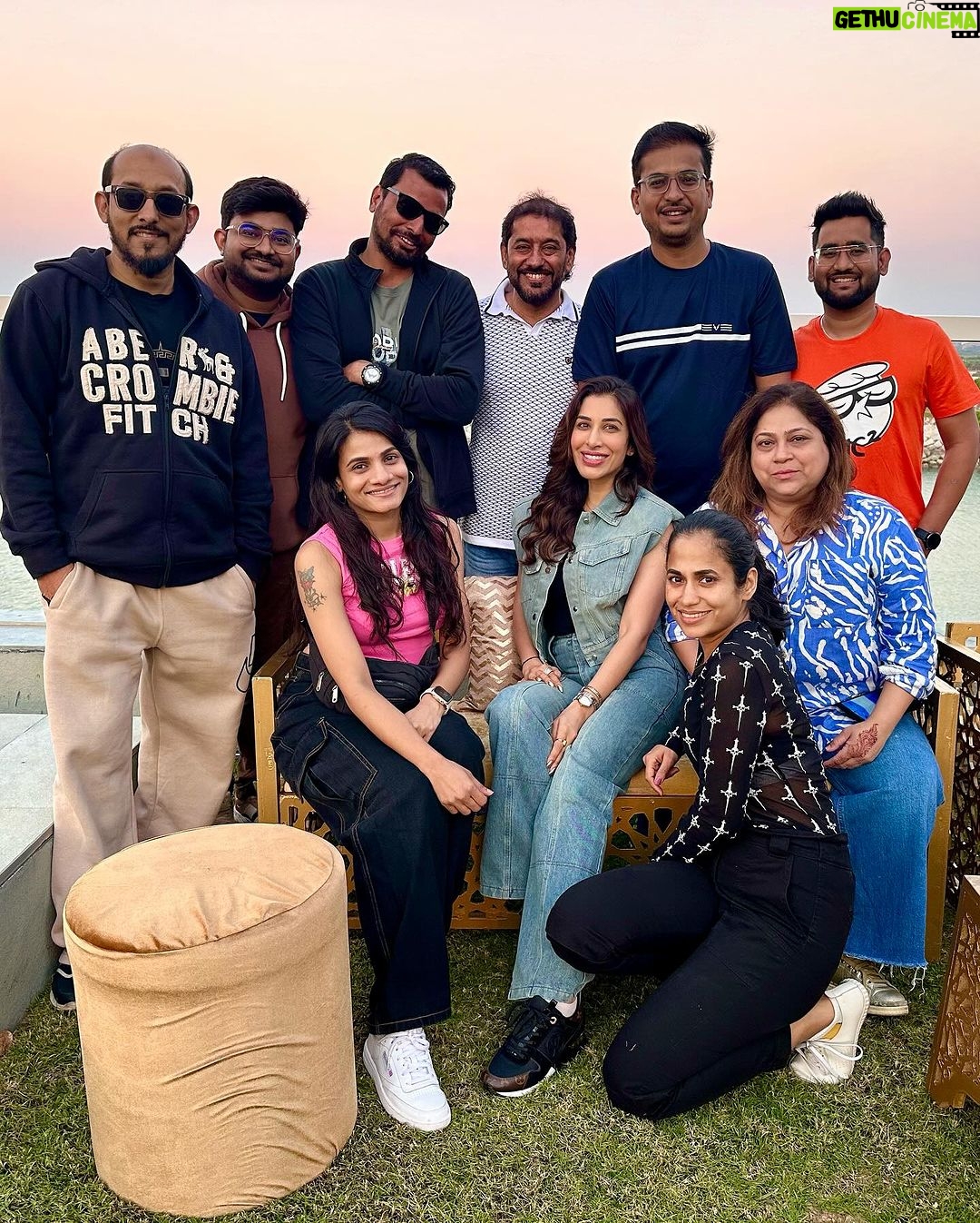 Sophie Choudry Instagram - Forever catching sunsets, flights & feelings πππ€²πΌππΌπ€ #giglife #sophielive #teamsophie #traveldiaries #dubai #rasalkhaimah #sophiechoudry #sunset #sunsetlovers #sunrise #happiness #gratitude