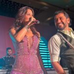 Sophie Choudry Instagram - Forever catching sunsets, flights & feelings 😋💕🤲🏼🙏🏼🎤 #giglife #sophielive #teamsophie #traveldiaries #dubai #rasalkhaimah #sophiechoudry #sunset #sunsetlovers #sunrise #happiness #gratitude