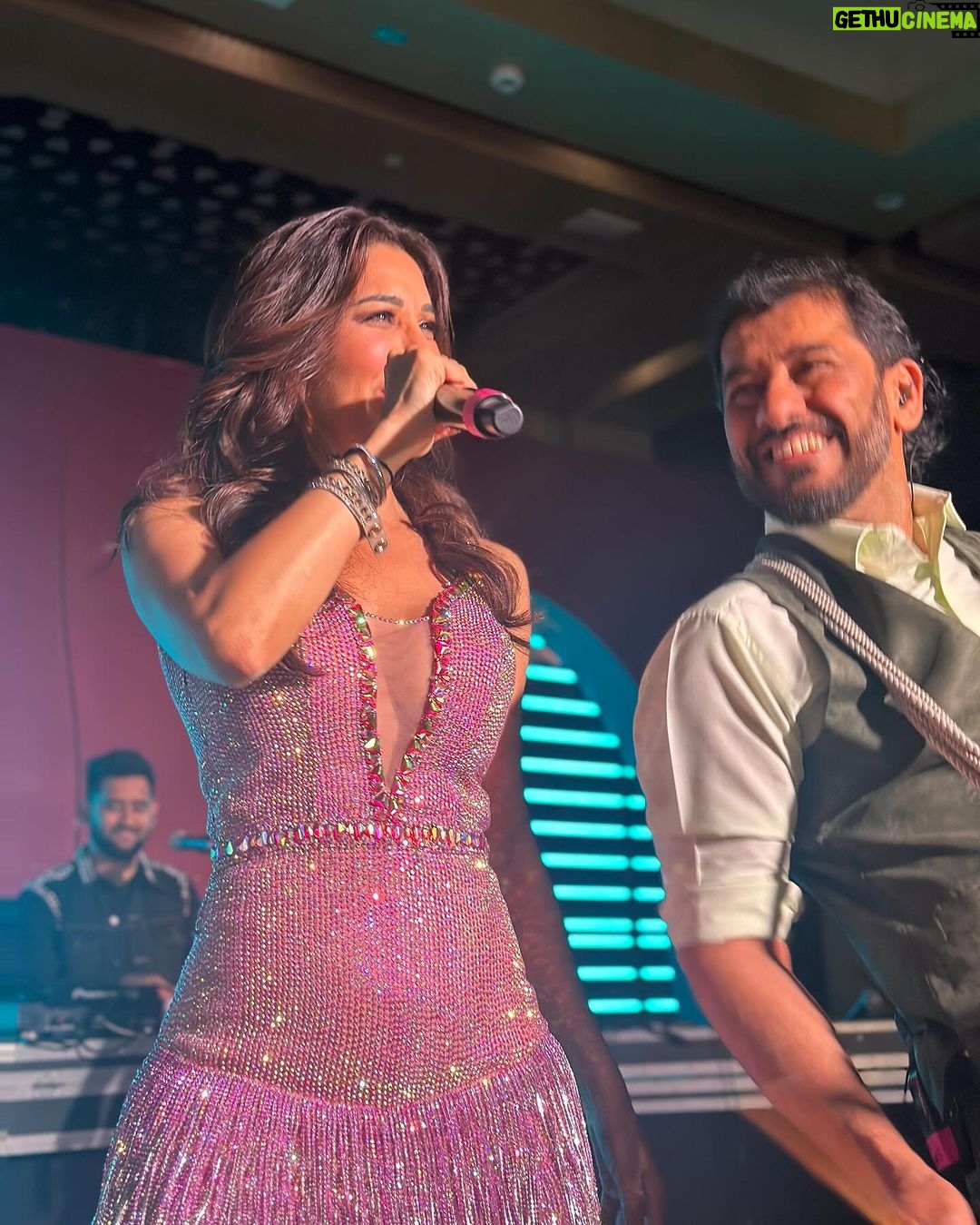 Sophie Choudry Instagram - Forever catching sunsets, flights & feelings πππ€²πΌππΌπ€ #giglife #sophielive #teamsophie #traveldiaries #dubai #rasalkhaimah #sophiechoudry #sunset #sunsetlovers #sunrise #happiness #gratitude