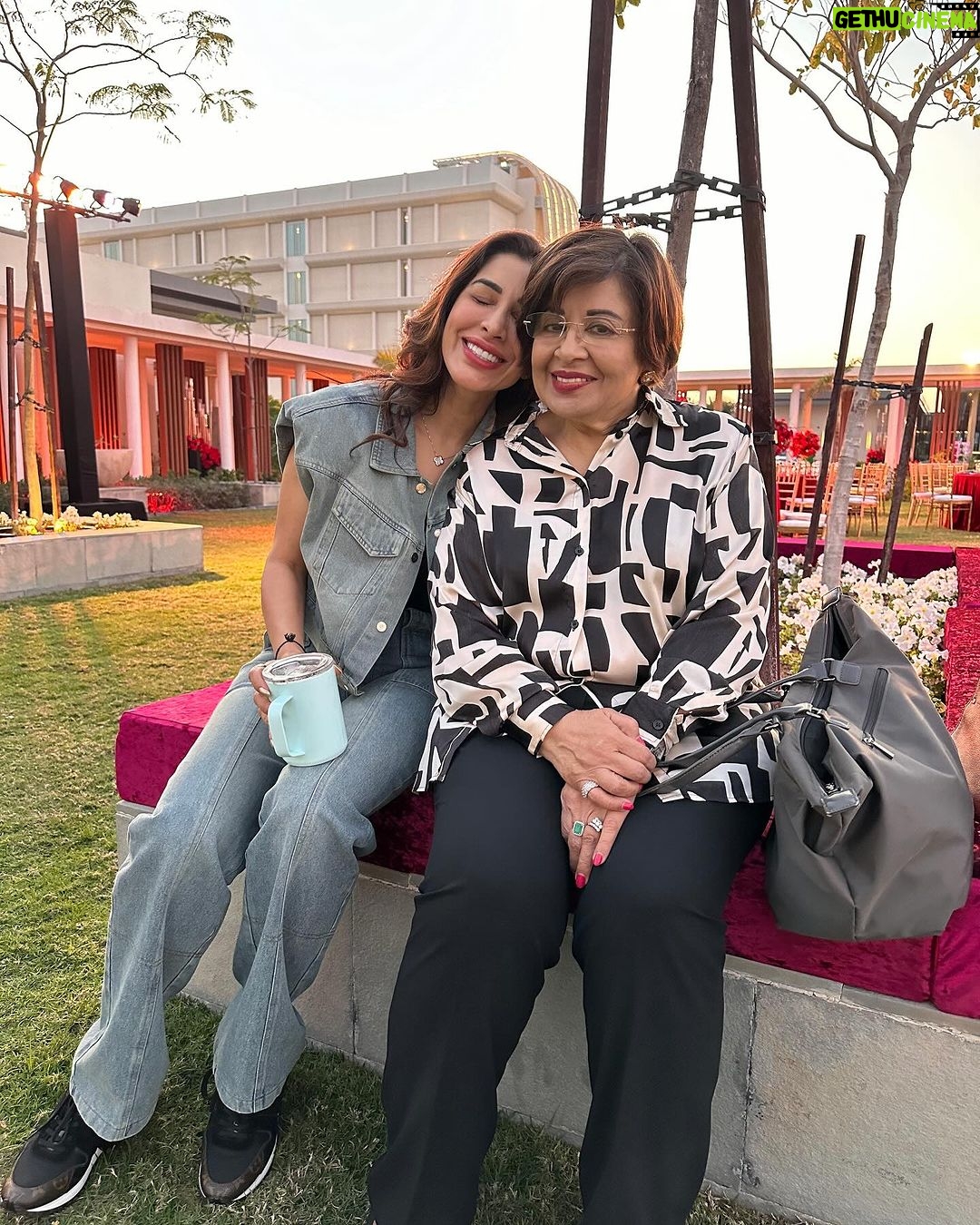 Sophie Choudry Instagram - Forever catching sunsets, flights & feelings πππ€²πΌππΌπ€ #giglife #sophielive #teamsophie #traveldiaries #dubai #rasalkhaimah #sophiechoudry #sunset #sunsetlovers #sunrise #happiness #gratitude