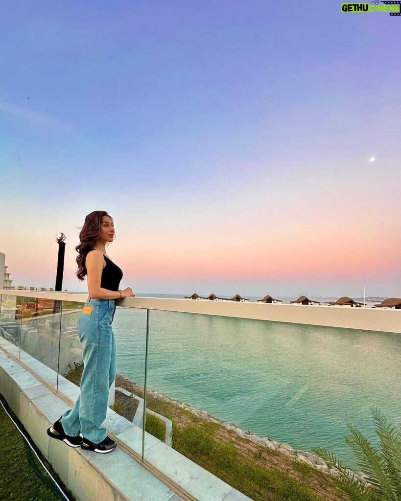 Sophie Choudry Instagram - Forever catching sunsets, flights & feelings 😋💕🤲🏼🙏🏼🎤 #giglife #sophielive #teamsophie #traveldiaries #dubai #rasalkhaimah #sophiechoudry #sunset #sunsetlovers #sunrise #happiness #gratitude
