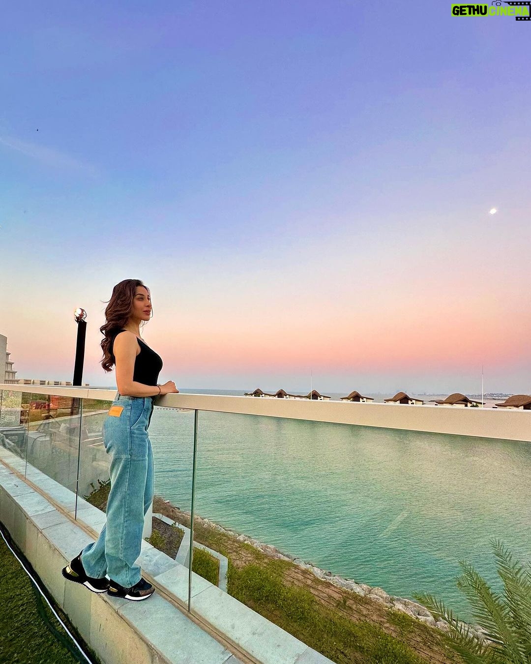 Sophie Choudry Instagram - Forever catching sunsets, flights & feelings πππ€²πΌππΌπ€ #giglife #sophielive #teamsophie #traveldiaries #dubai #rasalkhaimah #sophiechoudry #sunset #sunsetlovers #sunrise #happiness #gratitude