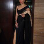 Sophie Choudry Instagram - Of saris and celebrations… Congratulations Kari & Dhanraj! So much love to you both ❤️♾️ #weddingseason #sareelove #sarinotsorry #styleinspo #indianwedding #sophiechoudry Saris @shivanandnarresh HMU @ambereenyusuf Jewels @azotiique
