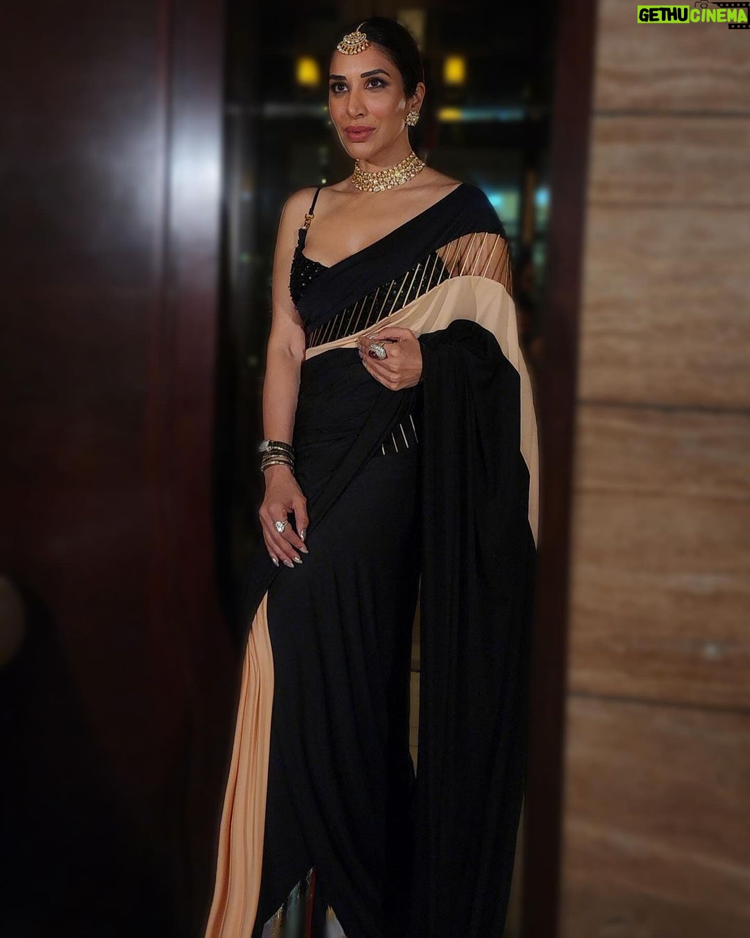 Sophie Choudry Instagram - Of saris and celebrations… Congratulations Kari & Dhanraj! So much love to you both ❤️♾️ #weddingseason #sareelove #sarinotsorry #styleinspo #indianwedding #sophiechoudry Saris @shivanandnarresh HMU @ambereenyusuf Jewels @azotiique
