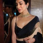 Sophie Choudry Instagram - Of saris and celebrations… Congratulations Kari & Dhanraj! So much love to you both ❤️♾️ #weddingseason #sareelove #sarinotsorry #styleinspo #indianwedding #sophiechoudry Saris @shivanandnarresh HMU @ambereenyusuf Jewels @azotiique