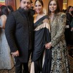 Sophie Choudry Instagram – Of saris and celebrations… Congratulations Kari & Dhanraj! So much love to you both ❤️♾️ 
#weddingseason #sareelove #sarinotsorry #styleinspo #indianwedding #sophiechoudry 

Saris @shivanandnarresh 
HMU @ambereenyusuf 
Jewels @azotiique