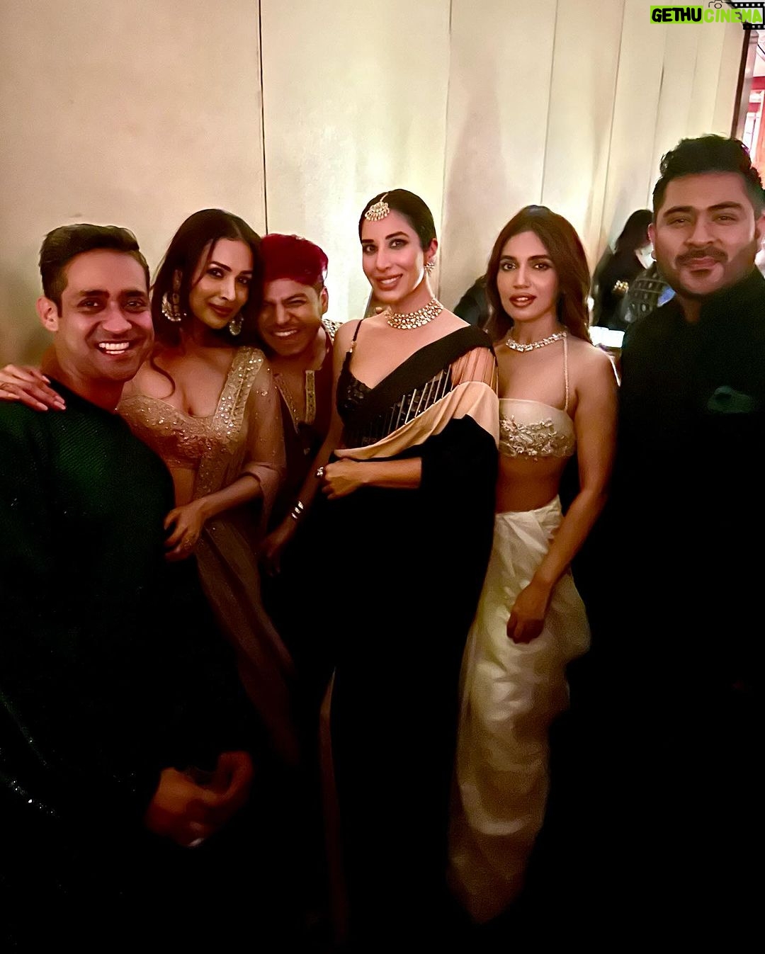 Sophie Choudry Instagram - Of saris and celebrations… Congratulations Kari & Dhanraj! So much love to you both ❤️♾️ #weddingseason #sareelove #sarinotsorry #styleinspo #indianwedding #sophiechoudry Saris @shivanandnarresh HMU @ambereenyusuf Jewels @azotiique