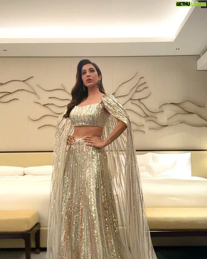 Sophie Choudry Instagram - Is it meβ¦ Am I the drama? (As she adjusts her Manish Malhotra cape) πΈπ½π Congrats J & A! To a lifetime of love and happiness!!! Outfit @manishmalhotra05 Jewels @karishma.joolry HMU Rami Pics @studioafzlofficial #weddingseason #indianfashion #manishmalhotra #weddingszn #sophiechoudry #dubai #atlantisroyal #gururandhawa Atlantis The Royal