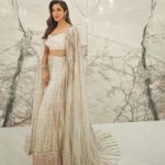 Sophie Choudry Instagram - Is it me… Am I the drama? (As she adjusts her Manish Malhotra cape) 👸🏽💕 Congrats J & A! To a lifetime of love and happiness!!! Outfit @manishmalhotra05 Jewels @karishma.joolry HMU Rami Pics @studioafzlofficial #weddingseason #indianfashion #manishmalhotra #weddingszn #sophiechoudry #dubai #atlantisroyal #gururandhawa Atlantis The Royal