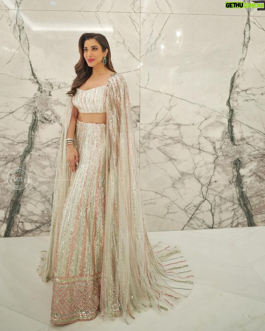 Sophie Choudry Instagram - Is it meβ¦ Am I the drama? (As she adjusts her Manish Malhotra cape) πΈπ½π Congrats J & A! To a lifetime of love and happiness!!! Outfit @manishmalhotra05 Jewels @karishma.joolry HMU Rami Pics @studioafzlofficial #weddingseason #indianfashion #manishmalhotra #weddingszn #sophiechoudry #dubai #atlantisroyal #gururandhawa Atlantis The Royal