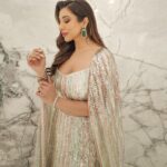 Sophie Choudry Instagram - Is it me… Am I the drama? (As she adjusts her Manish Malhotra cape) 👸🏽💕 Congrats J & A! To a lifetime of love and happiness!!! Outfit @manishmalhotra05 Jewels @karishma.joolry HMU Rami Pics @studioafzlofficial #weddingseason #indianfashion #manishmalhotra #weddingszn #sophiechoudry #dubai #atlantisroyal #gururandhawa Atlantis The Royal
