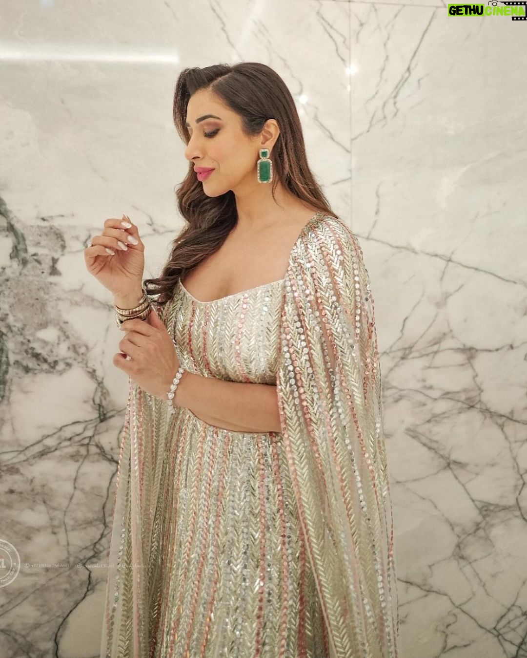 Sophie Choudry Instagram - Is it meβ¦ Am I the drama? (As she adjusts her Manish Malhotra cape) πΈπ½π Congrats J & A! To a lifetime of love and happiness!!! Outfit @manishmalhotra05 Jewels @karishma.joolry HMU Rami Pics @studioafzlofficial #weddingseason #indianfashion #manishmalhotra #weddingszn #sophiechoudry #dubai #atlantisroyal #gururandhawa Atlantis The Royal