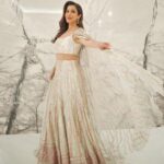 Sophie Choudry Instagram - Is it me… Am I the drama? (As she adjusts her Manish Malhotra cape) 👸🏽💕 Congrats J & A! To a lifetime of love and happiness!!! Outfit @manishmalhotra05 Jewels @karishma.joolry HMU Rami Pics @studioafzlofficial #weddingseason #indianfashion #manishmalhotra #weddingszn #sophiechoudry #dubai #atlantisroyal #gururandhawa Atlantis The Royal