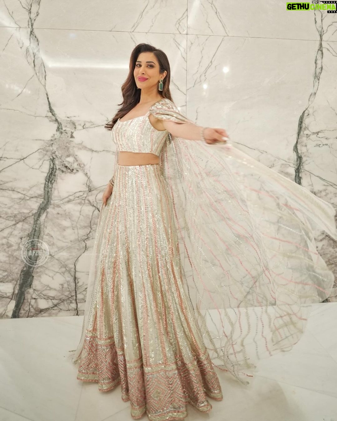 Sophie Choudry Instagram - Is it meβ¦ Am I the drama? (As she adjusts her Manish Malhotra cape) πΈπ½π Congrats J & A! To a lifetime of love and happiness!!! Outfit @manishmalhotra05 Jewels @karishma.joolry HMU Rami Pics @studioafzlofficial #weddingseason #indianfashion #manishmalhotra #weddingszn #sophiechoudry #dubai #atlantisroyal #gururandhawa Atlantis The Royal