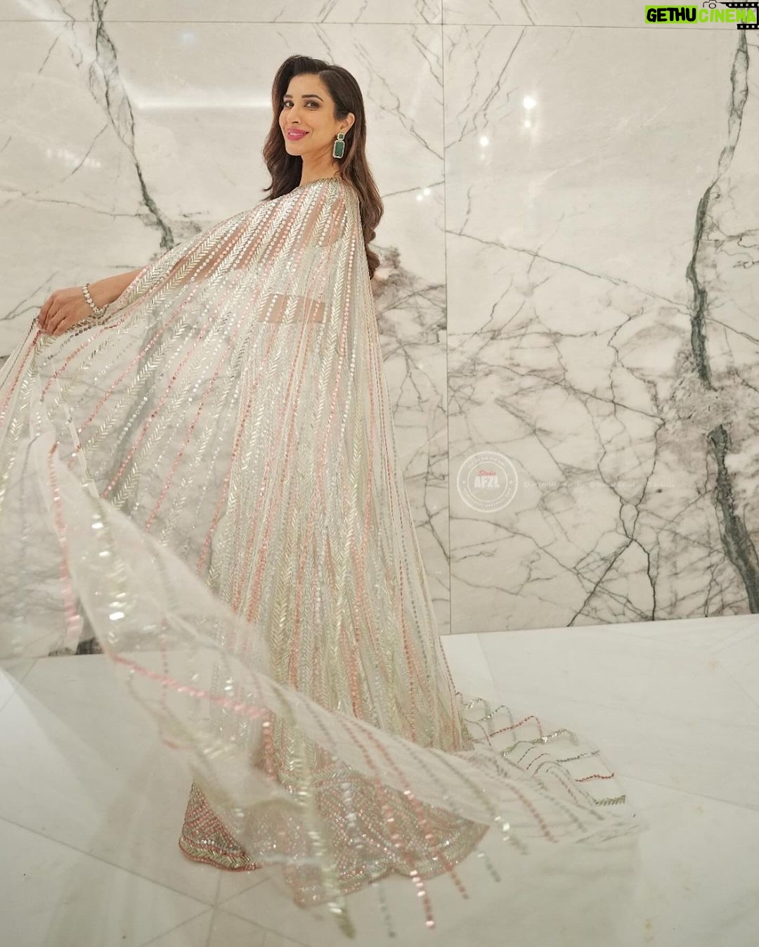 Sophie Choudry Instagram - Is it meβ¦ Am I the drama? (As she adjusts her Manish Malhotra cape) πΈπ½π Congrats J & A! To a lifetime of love and happiness!!! Outfit @manishmalhotra05 Jewels @karishma.joolry HMU Rami Pics @studioafzlofficial #weddingseason #indianfashion #manishmalhotra #weddingszn #sophiechoudry #dubai #atlantisroyal #gururandhawa Atlantis The Royal